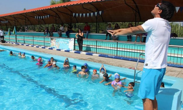 Por alta demanda toman medidas en cursos de natación de la piscina de Machalí