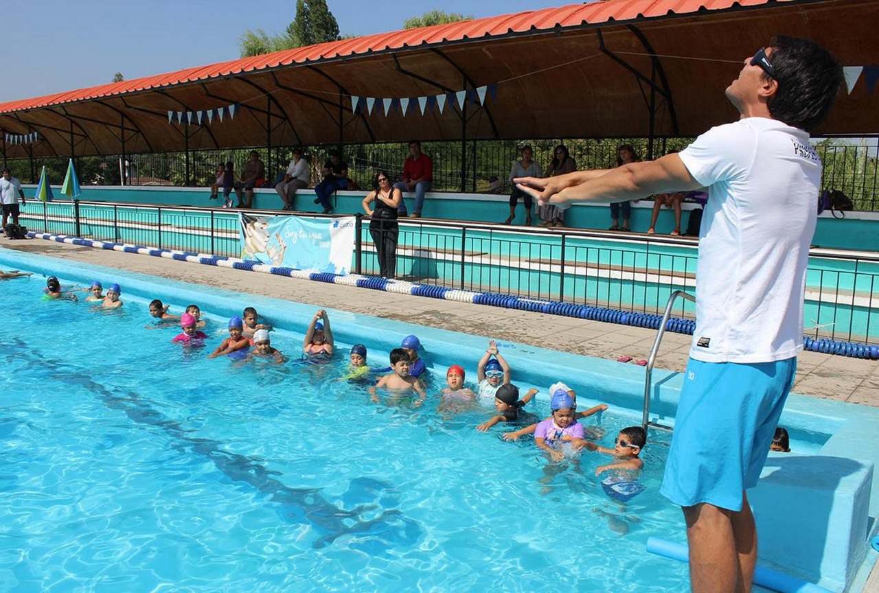 Por alta demanda toman medidas en cursos de natación de la piscina de Machalí