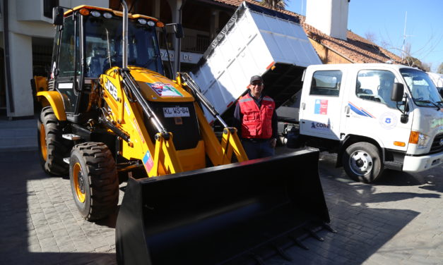 Entregan nuevos vehiculos a Machali