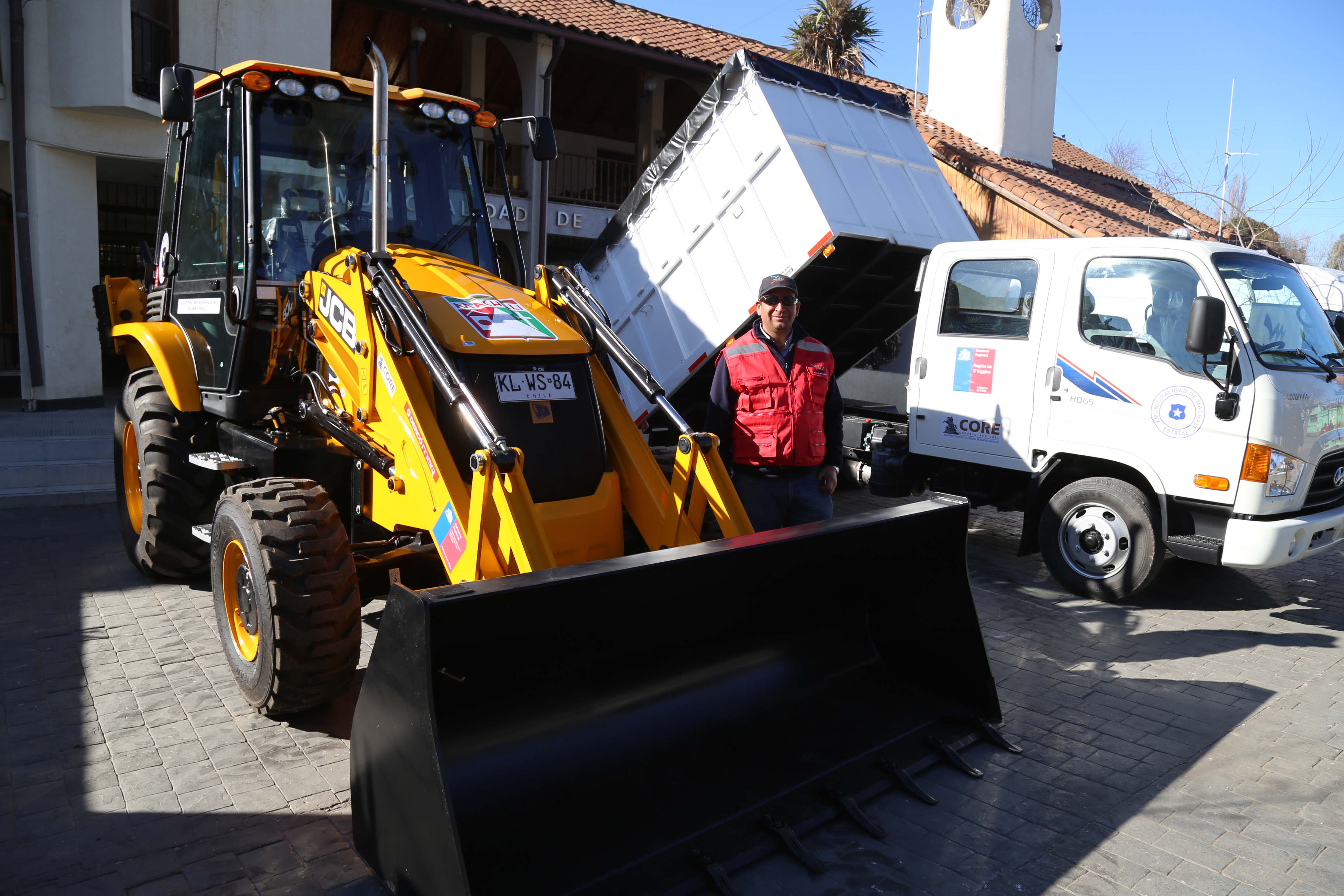 Entregan nuevos vehiculos a Machali