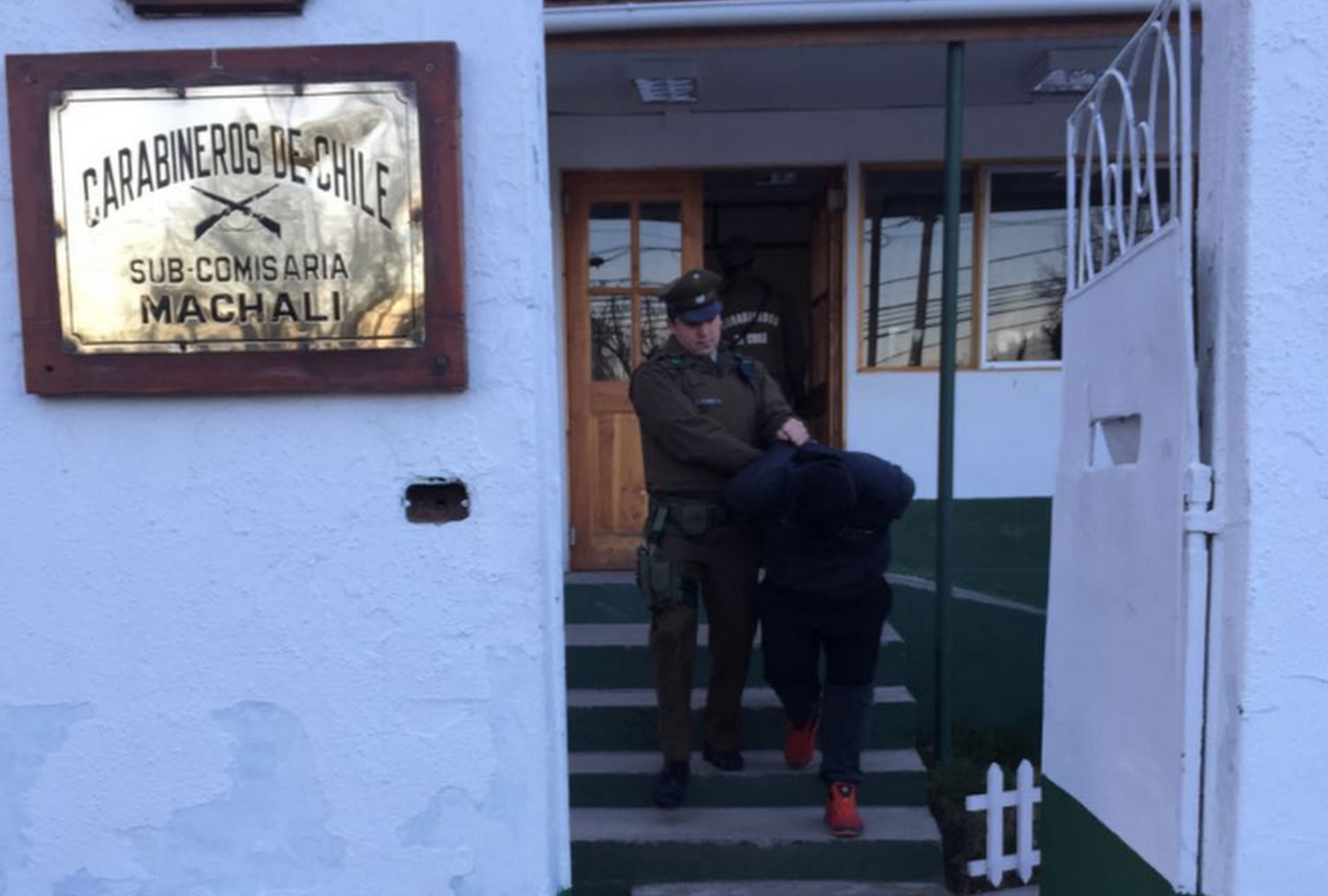 Carabineros detiene a tres sujetos por robo en supermercado de Machalí