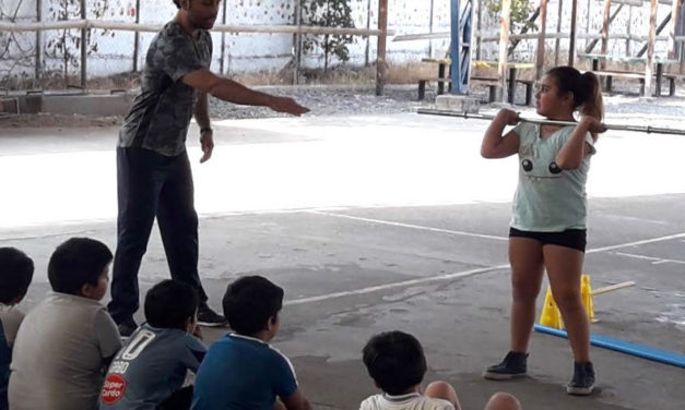 Los niños también levantan pesas en Machali