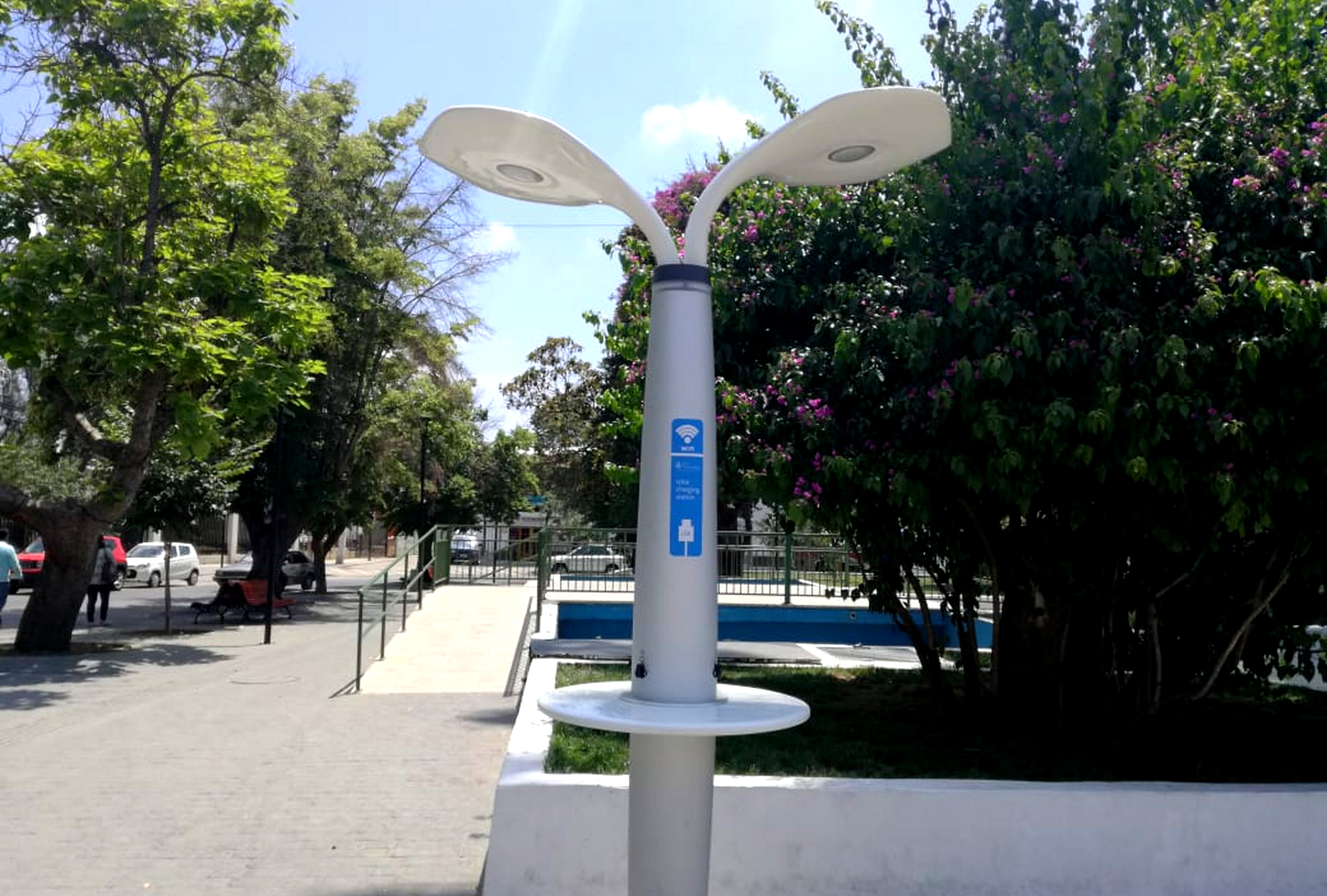 Machali implementa “Árboles de Carga Solar”