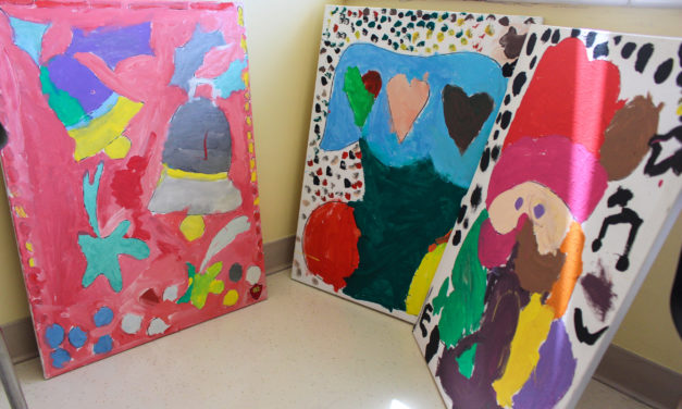 Párvulos pintan para niños del Hospital Regional