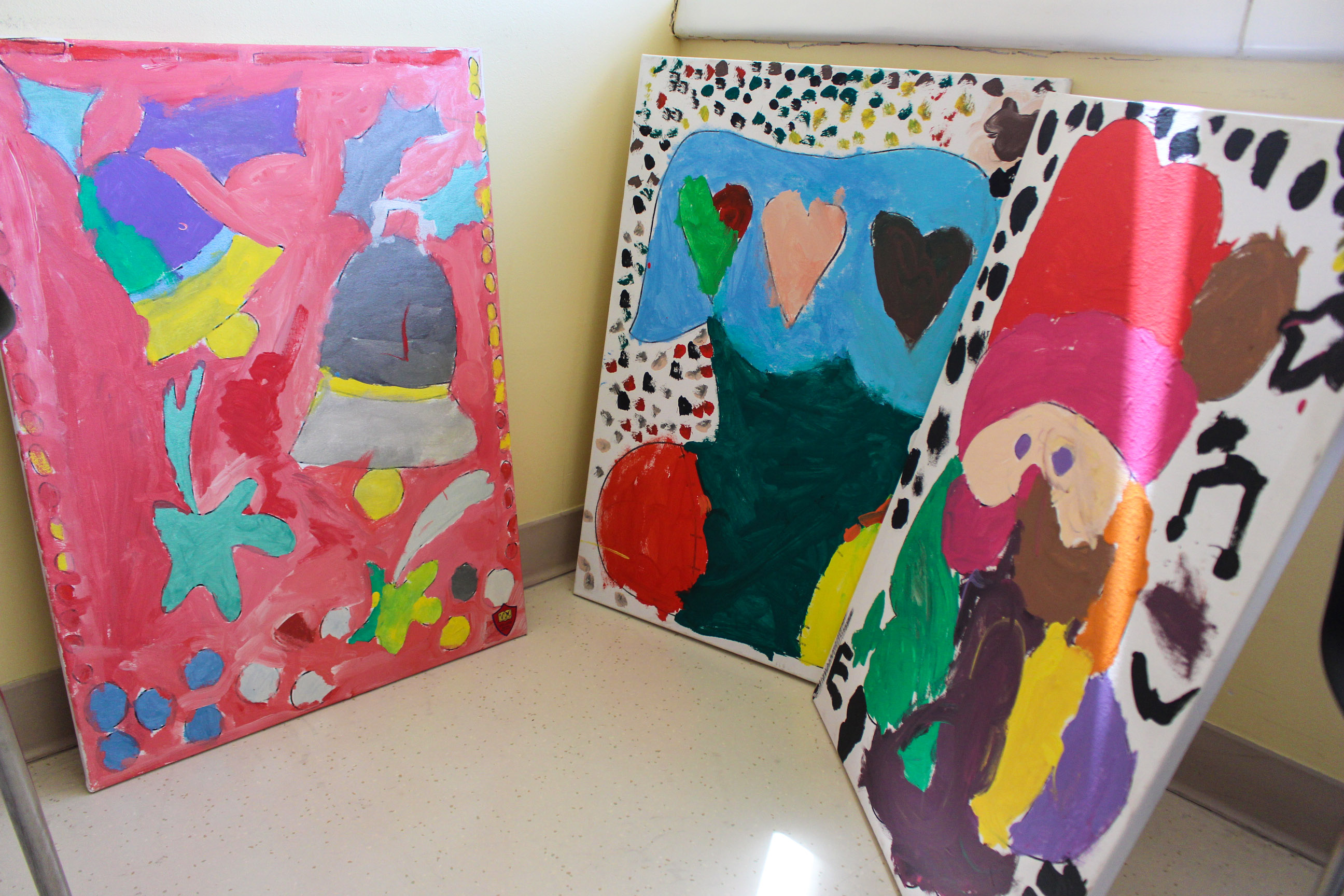 Párvulos pintan para niños del Hospital Regional