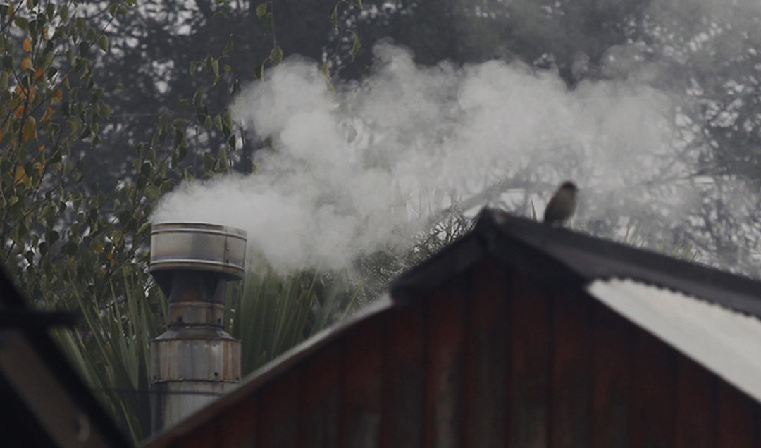 Llaman a respetar la prohibición permanente de uso de artefactos a leña en Machali y Rancagua