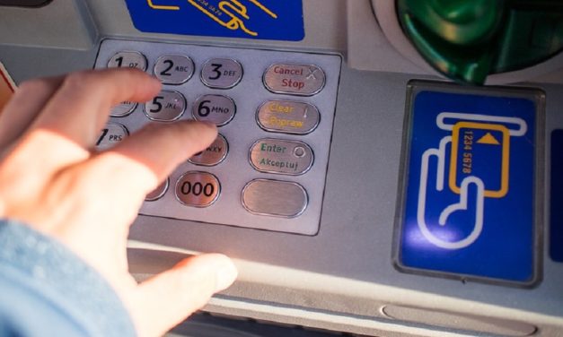 Detienen a sujeto que giró dinero con tarjeta olvidada en cajero