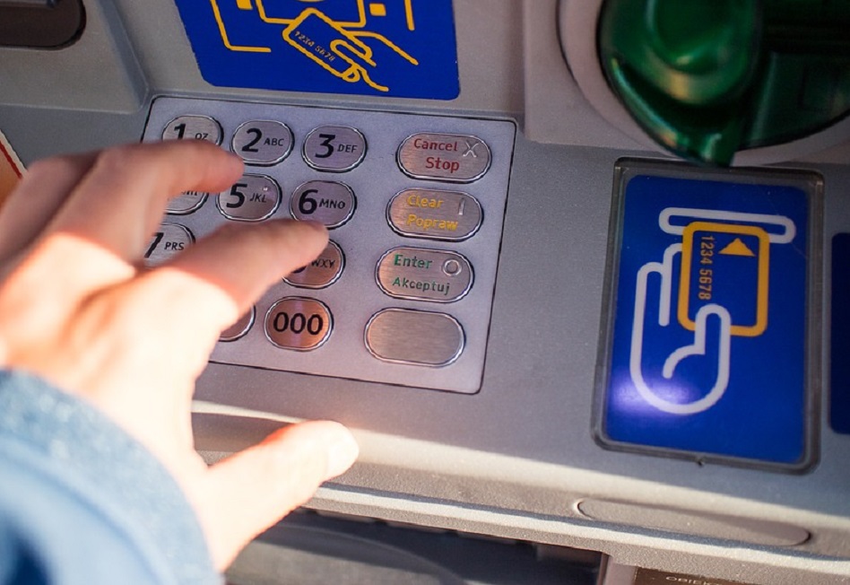 Detienen a sujeto que giró dinero con tarjeta olvidada en cajero