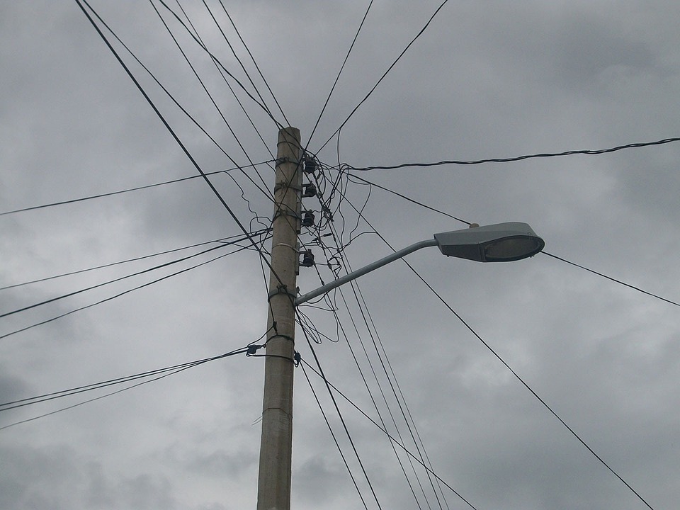 Promulgan ley que obliga a empresas a retirar cables en desuso