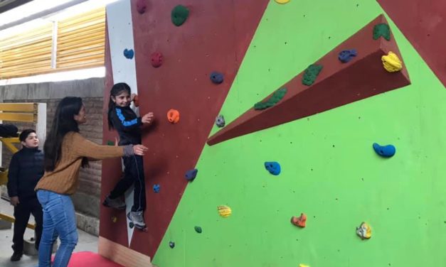 Instalan muros de escaladas en colegios municipales de Machali