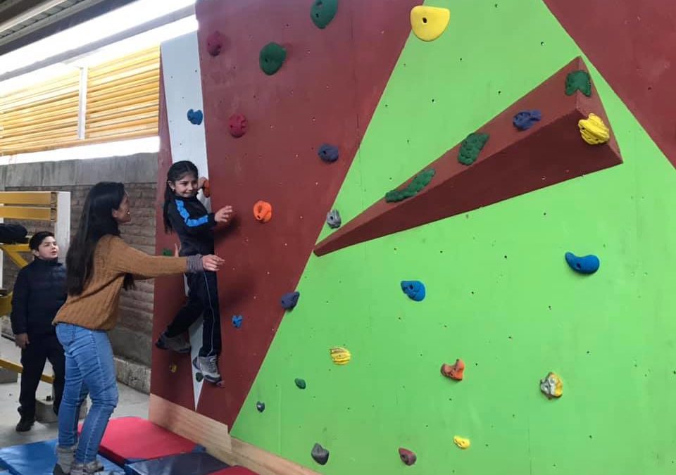 Instalan muros de escaladas en colegios municipales de Machali