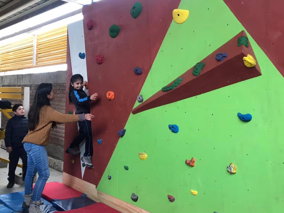 Instalan muros de escaladas en colegios municipales de Machali