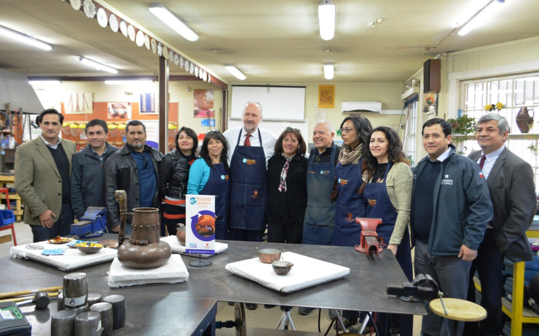 Ministro de Minería visitó Escuela de Orfebres de Coya