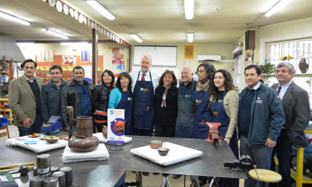 Ministro de Minería visitó Escuela de Orfebres de Coya