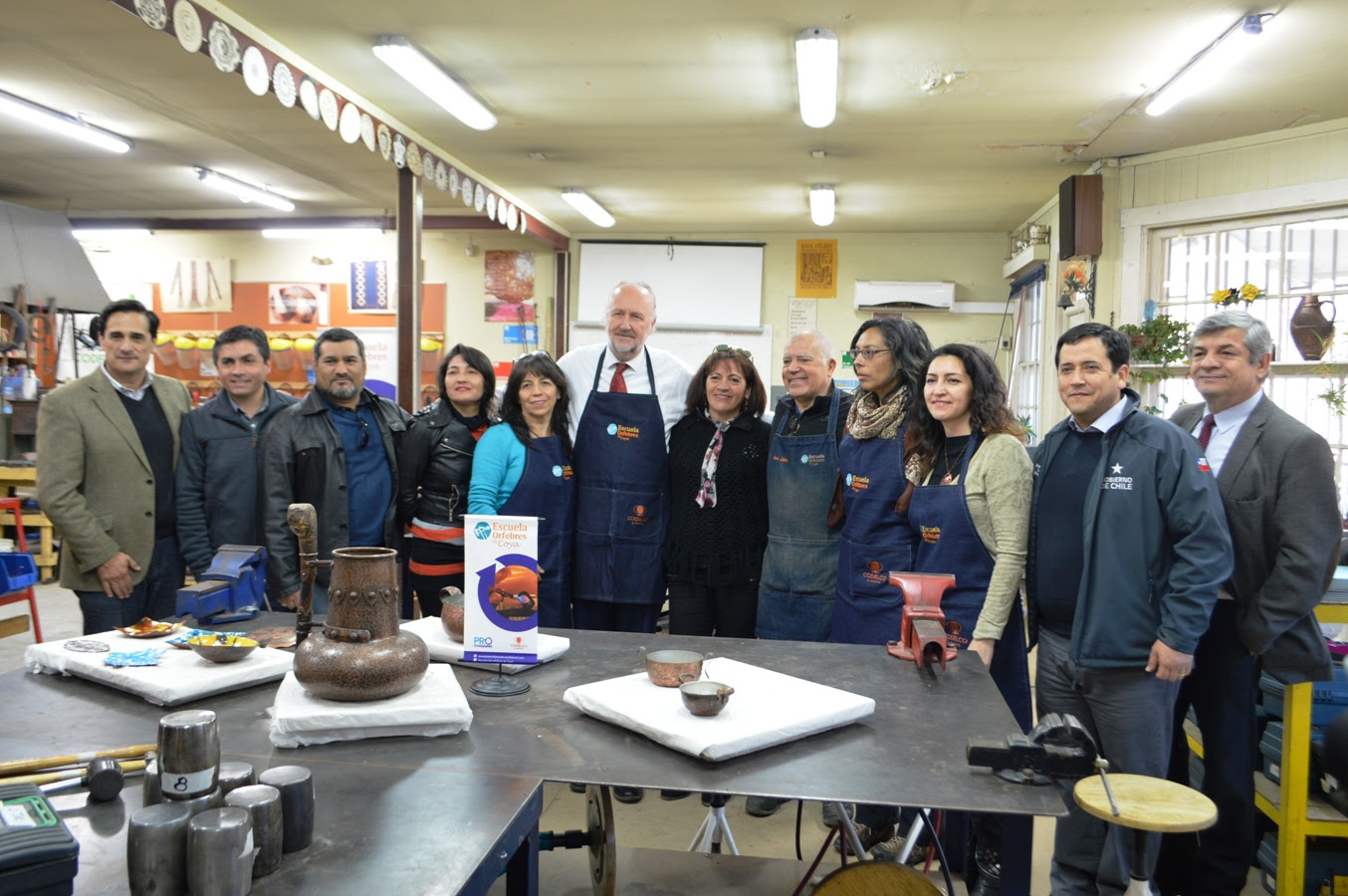 Ministro de Minería visitó Escuela de Orfebres de Coya