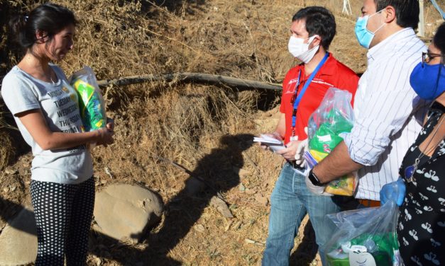 Entregan kits de higiene a familias del campamento Los Peumos de Machalí