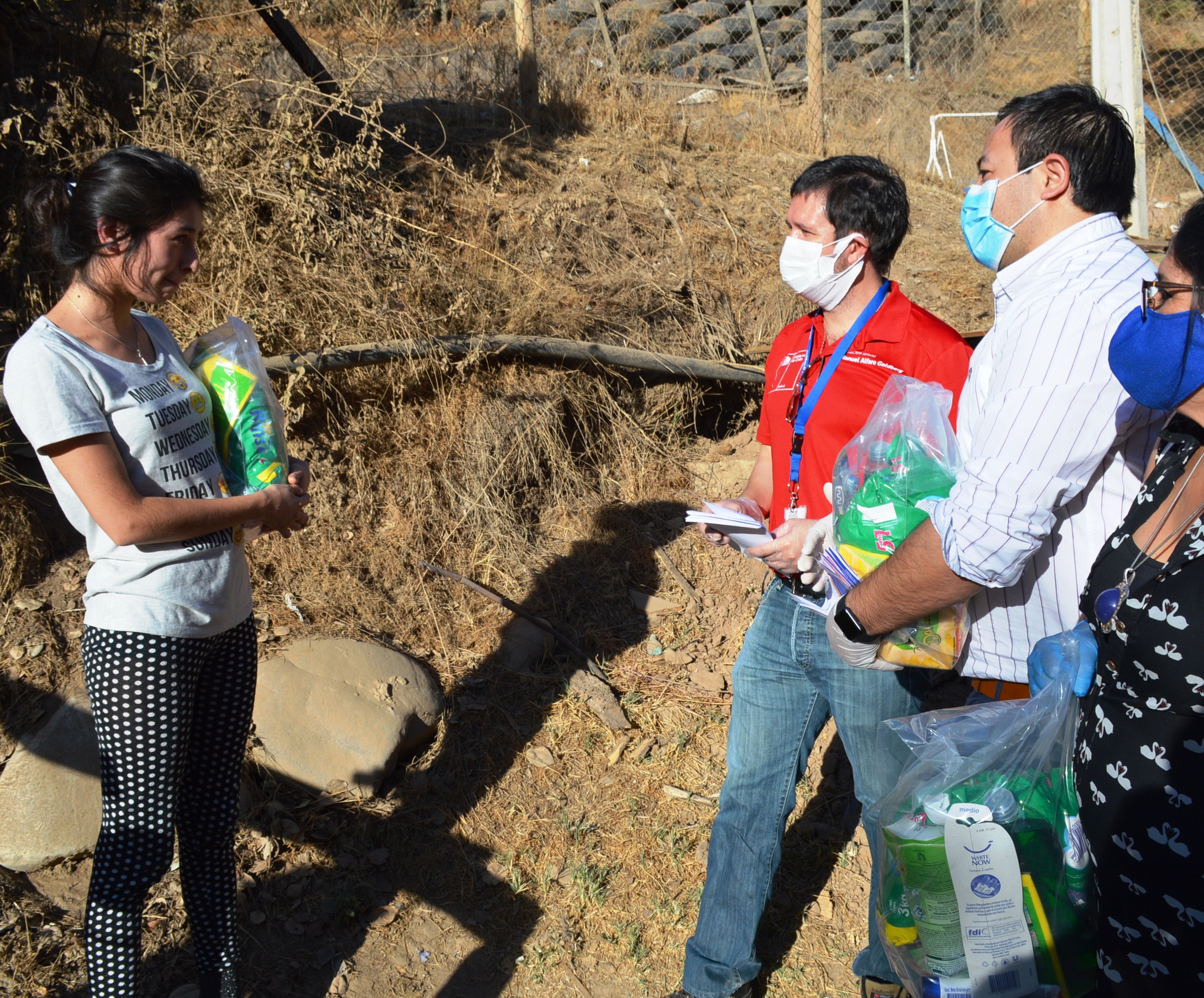 Entregan kits de higiene a familias del campamento Los Peumos de Machalí