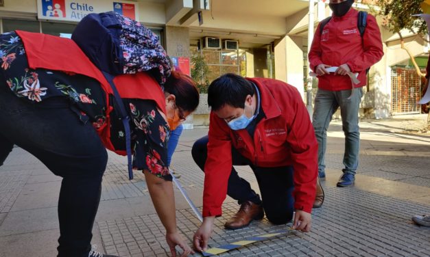 Jóvenes voluntarios realizan demarcación de distancia afuera de Chile atiende