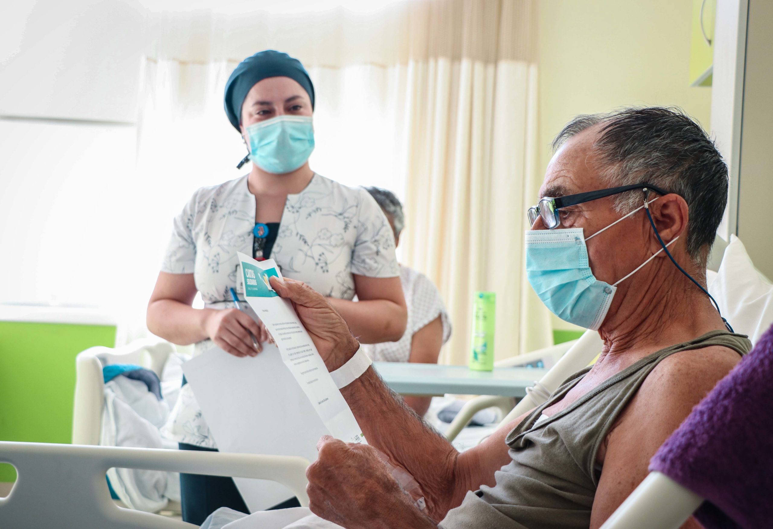 Campaña solidaria del Hospital Regional permite a pacientes recibir cartas de apoyo emocional