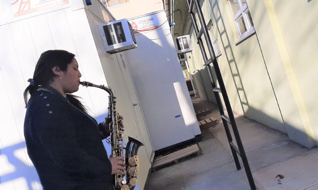 Nieta toca el saxofón a sus abuelos internados por coronavirus en Hospital San Fernando