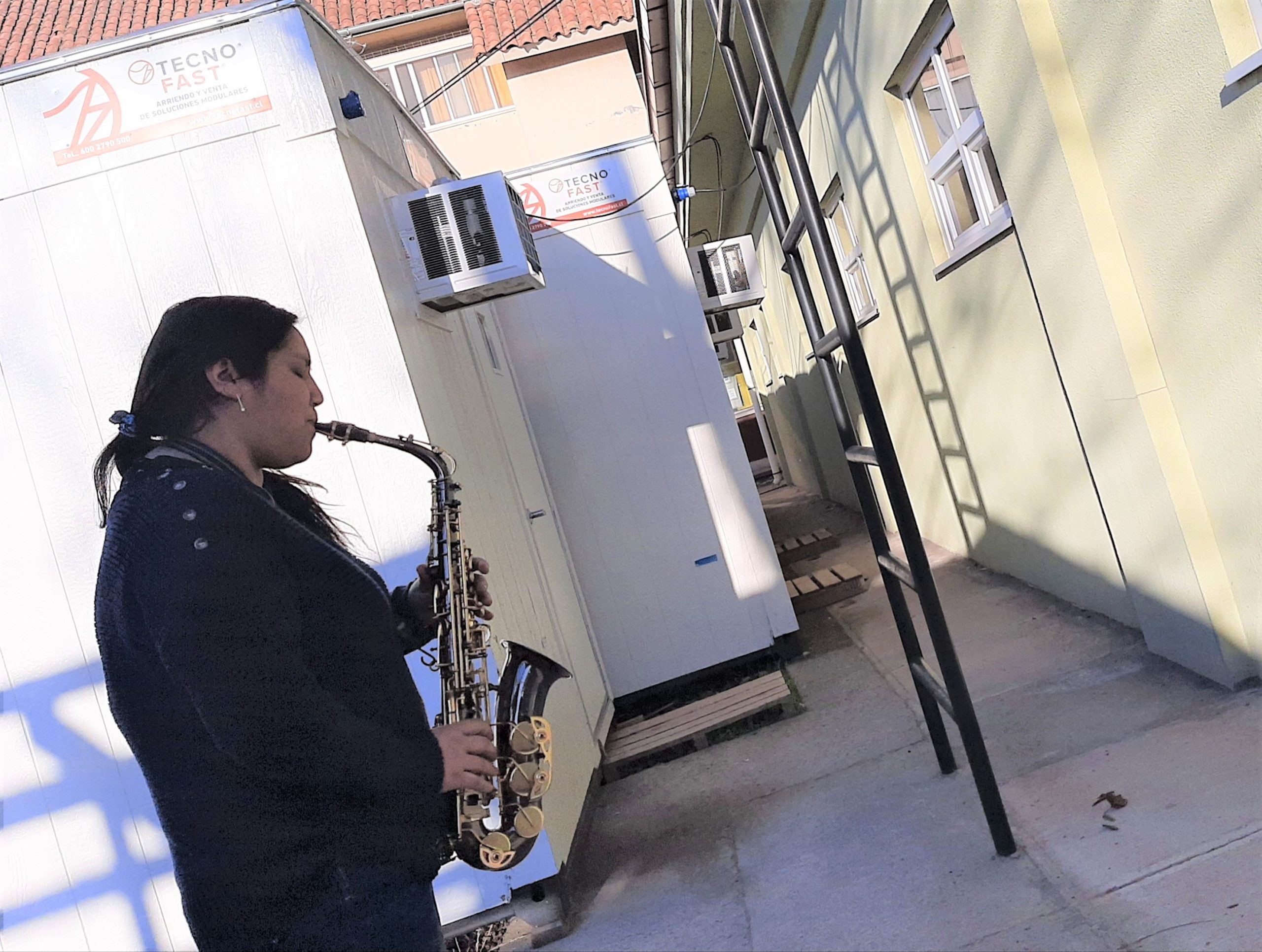 Nieta toca el saxofón a sus abuelos internados por coronavirus en Hospital San Fernando