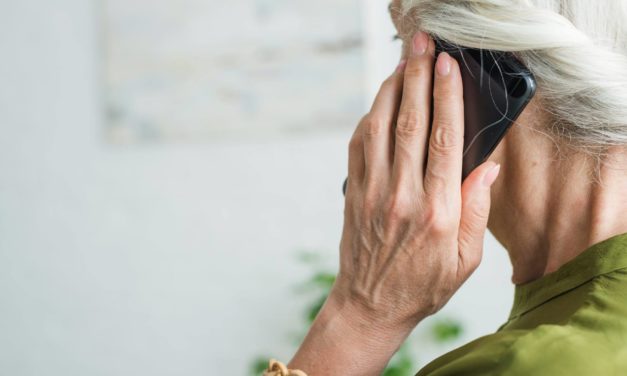 Mayores de 80 recibirán un celular: Comienzan postulaciones al Programa «Conecta Mayor Virtual» en Machali