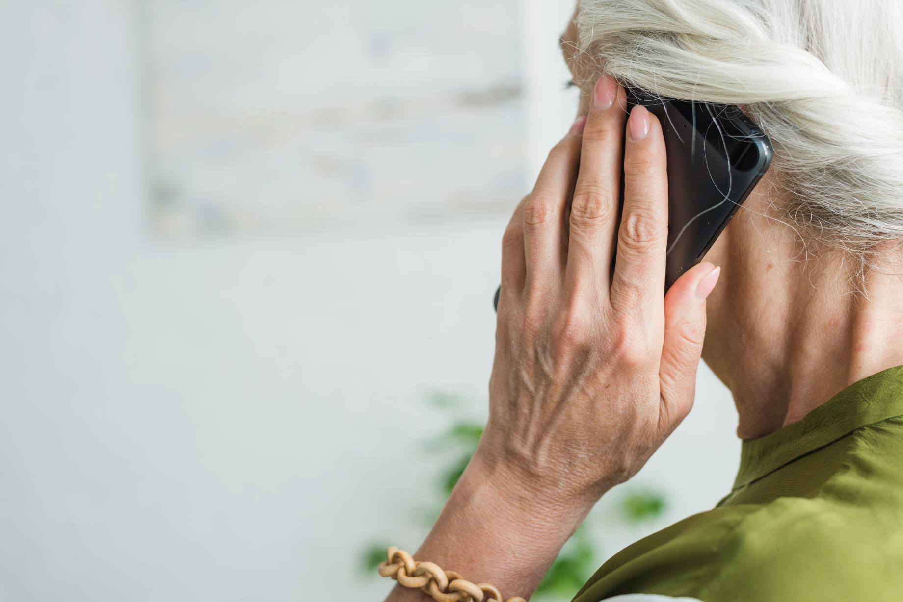 Mayores de 80 recibirán un celular: Comienzan postulaciones al Programa «Conecta Mayor Virtual» en Machali