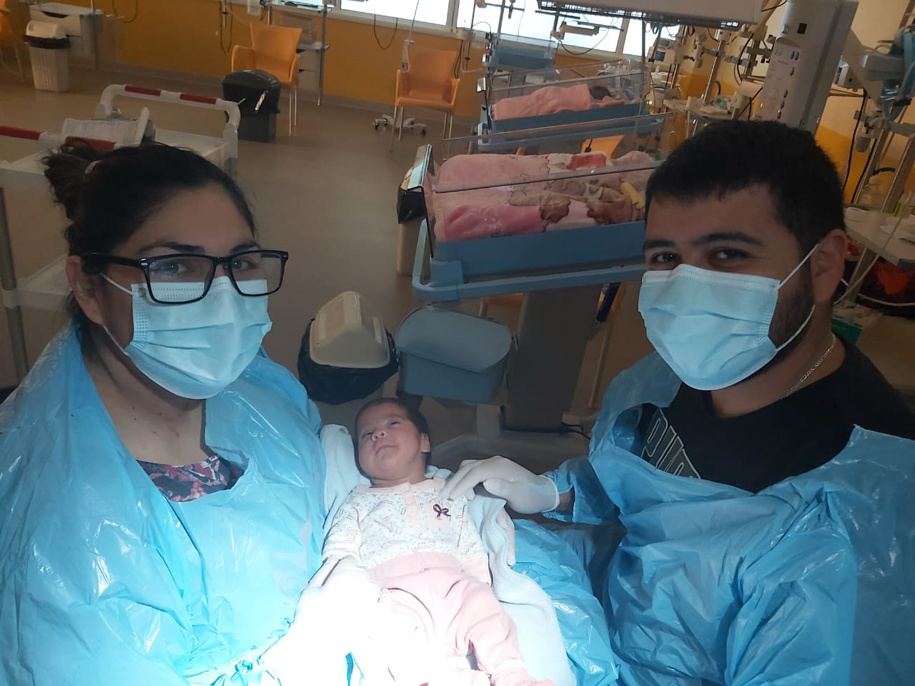 Ambas sobrevivieron al COVID-19: Madre dio a luz justo antes de ser asistida con ventilación mecánica