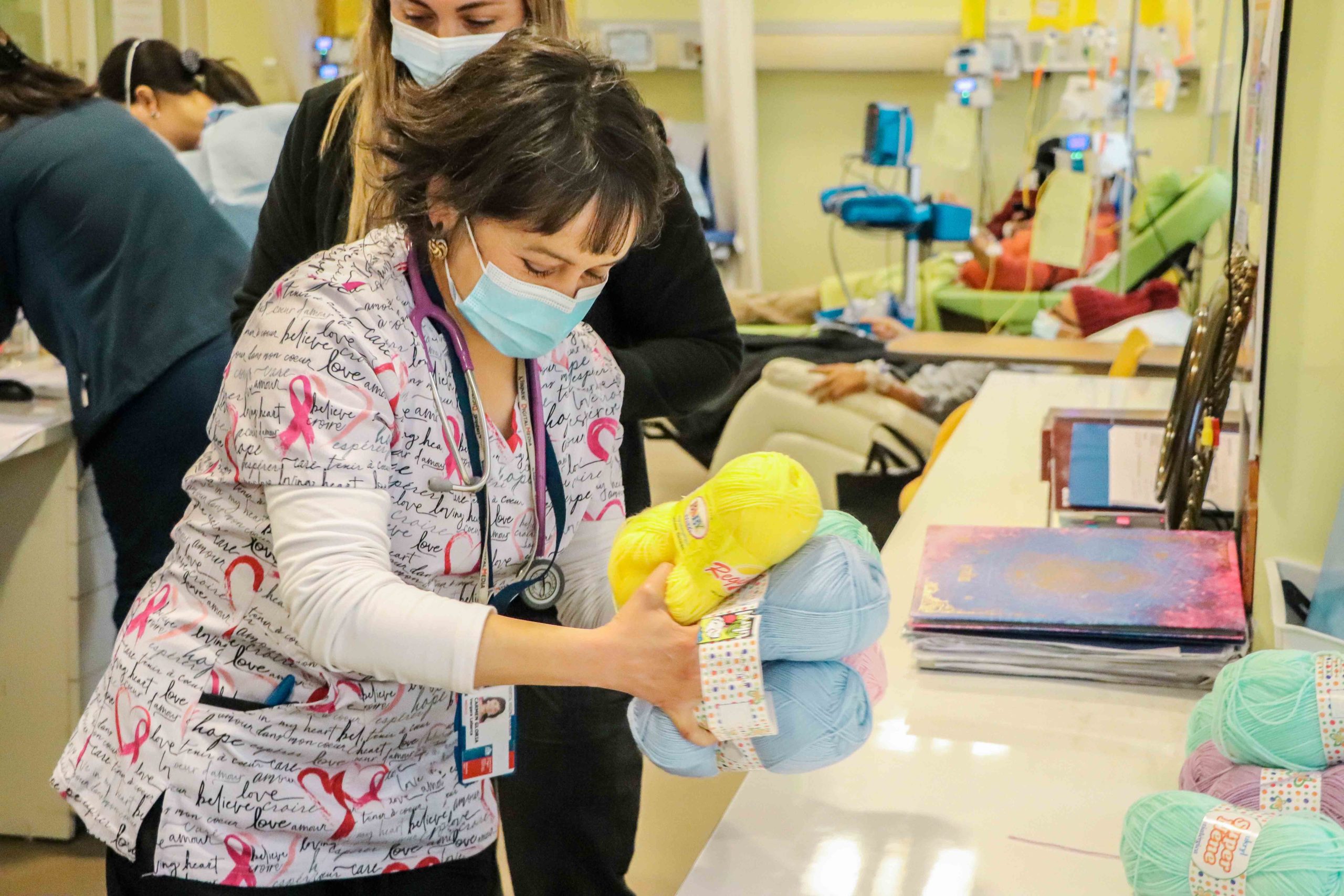Campaña invita a donar lanas para que adultos mayores tejan mantas para pacientes oncológicos y recién nacidos