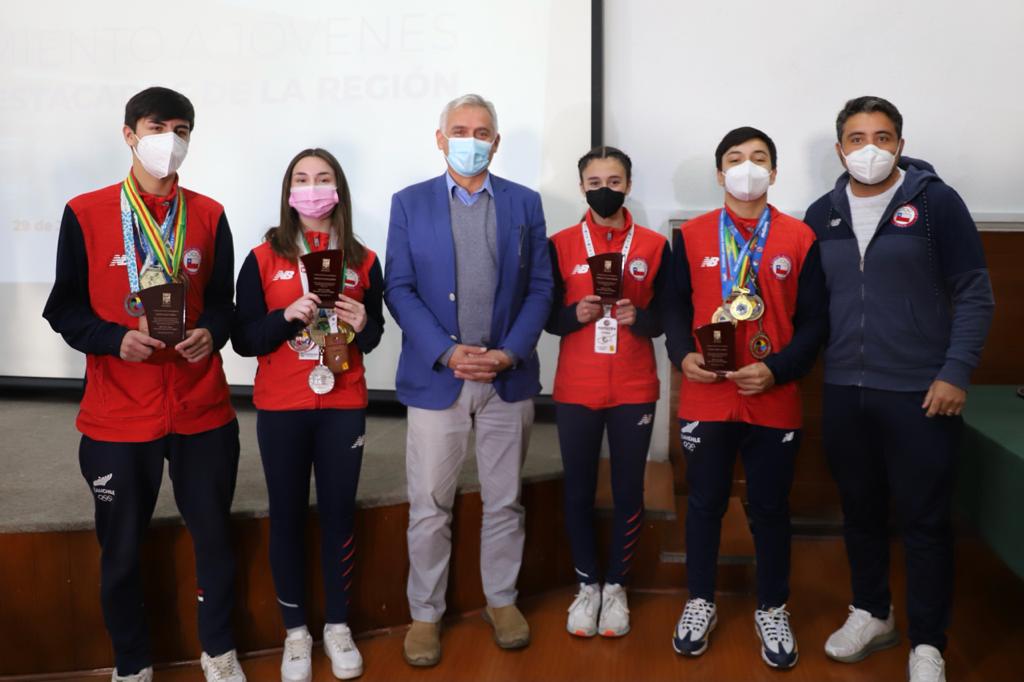 Gobernador Regional reconoce a jóvenes deportistas de Machali
