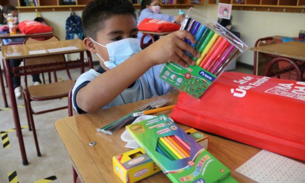 Alumnos de todos los colegios municipales de Machalí reciben sets de útiles escolares