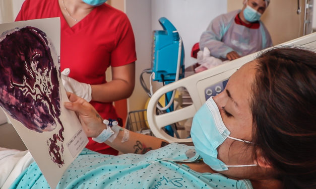 Mamitas reciben la impresión de sus placentas como recuerdo de su embarazo en el Hospital Regional