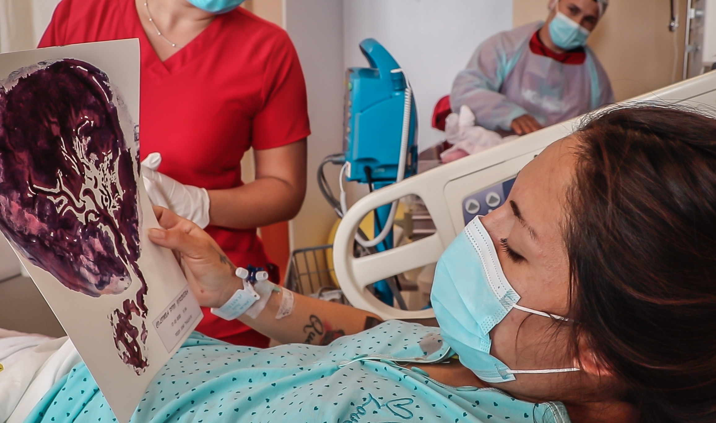 Mamitas reciben la impresión de sus placentas como recuerdo de su embarazo en el Hospital Regional