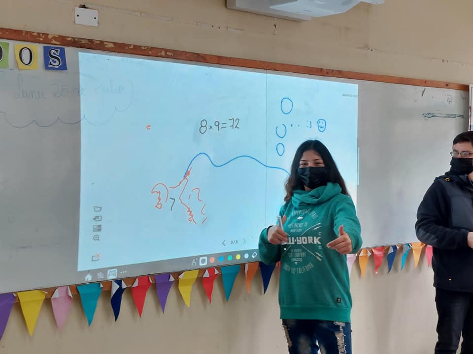 Instalarán proyectores interactivos en salas de todos los colegio municipales de Machali
