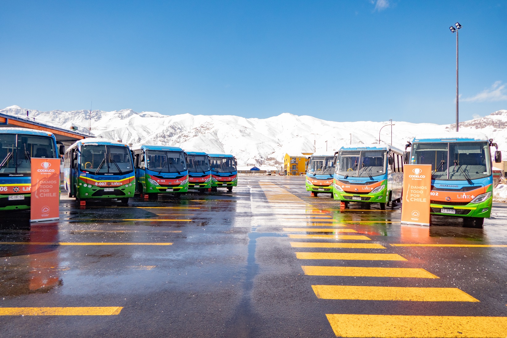 Trabajadores de El Teniente se transportan en los primeros buses eléctricos hechos en Chile