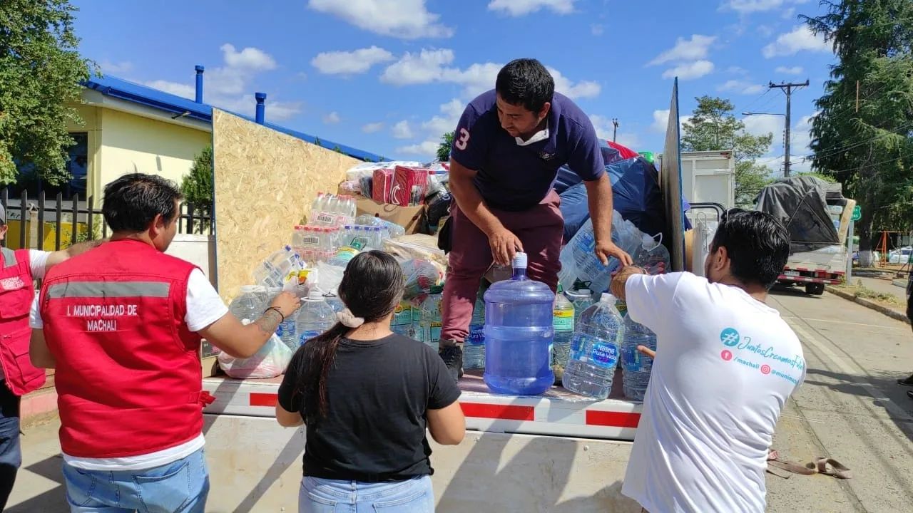 Machali entrega ayuda a afectados por incendios en el sur