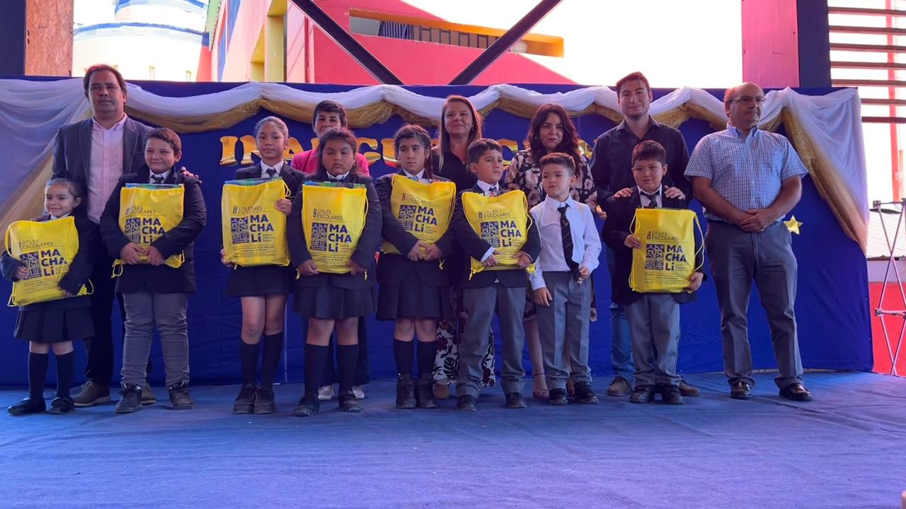 Machalí inicia el Año Escolar entregando set de útiles escolares y con proyectores inteligentes y aires acondicionados en todas sus salas de clases