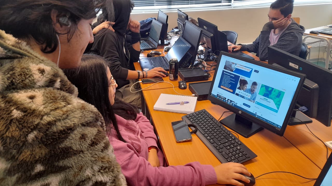 Futuros contadores entregan ayuda para la Operación Renta 2023