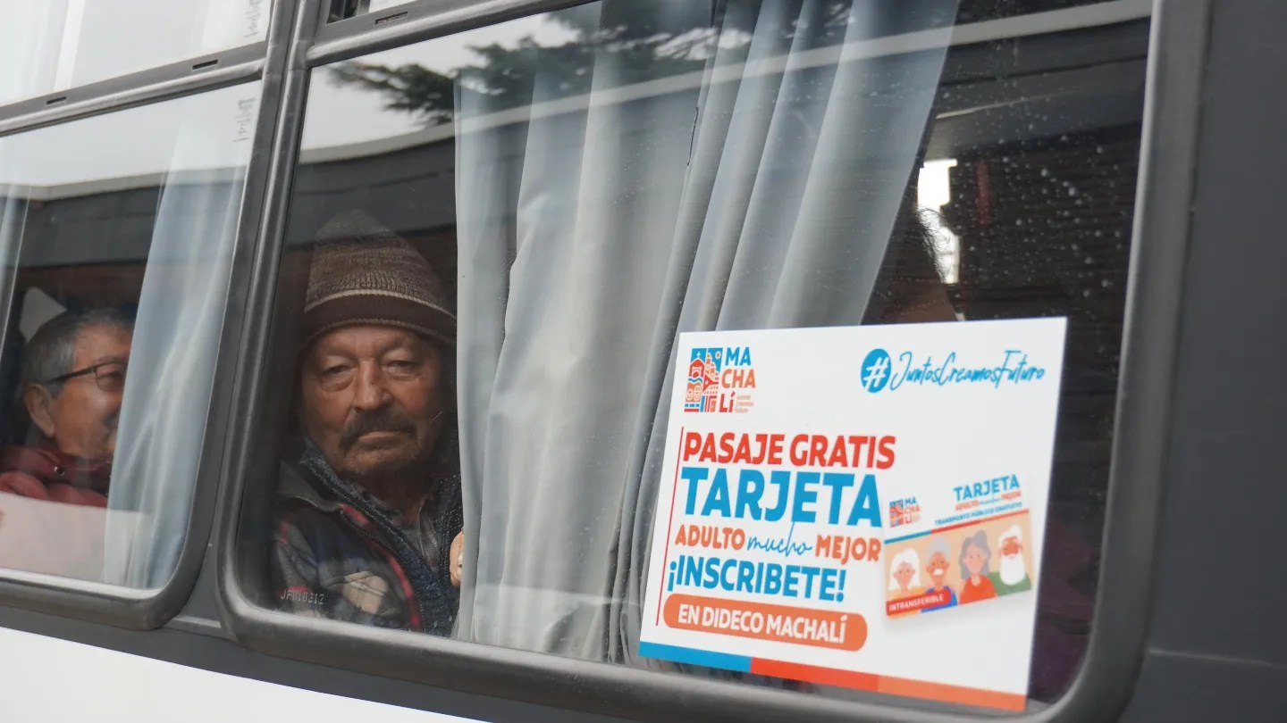 Adultos Mayores de Machalí reciben «Tarjeta Adulto Mucho Mejor» que los beneficiará con Transporte Gratuito.