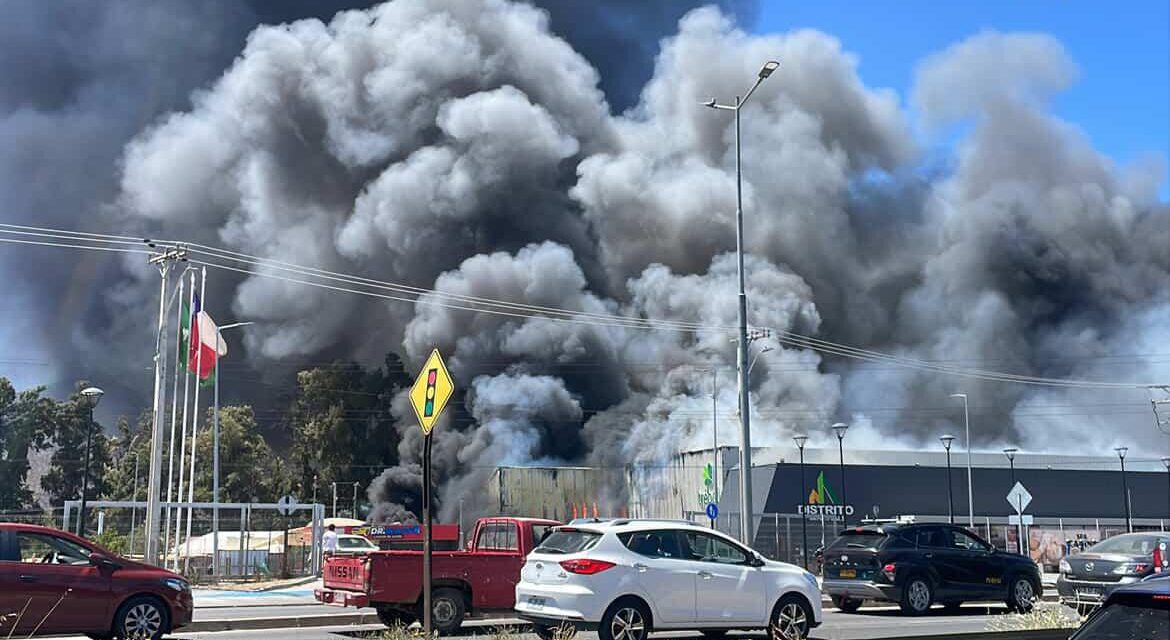 Incendio consume supermercado El Trébol de Machali