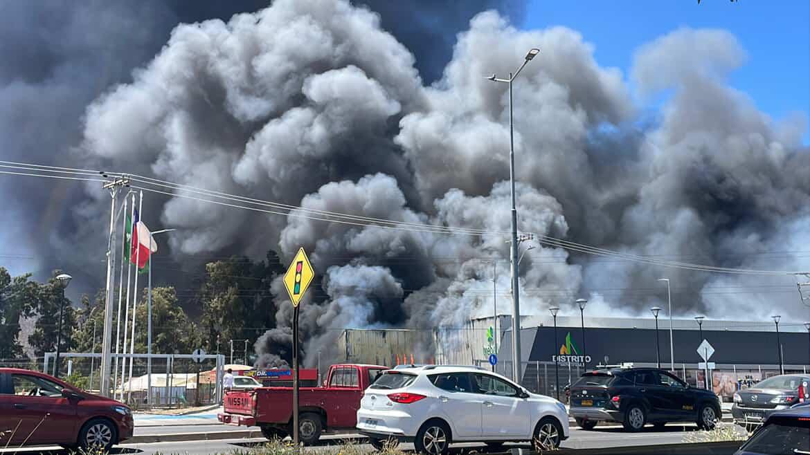 Incendio consume supermercado El Trébol de Machali