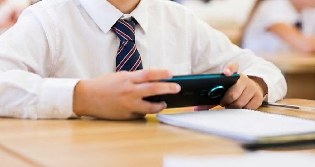 Comienza a regir la ley que prohíbe el uso de celulares en colegios