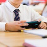 Comienza a regir la ley que prohíbe el uso de celulares en colegios