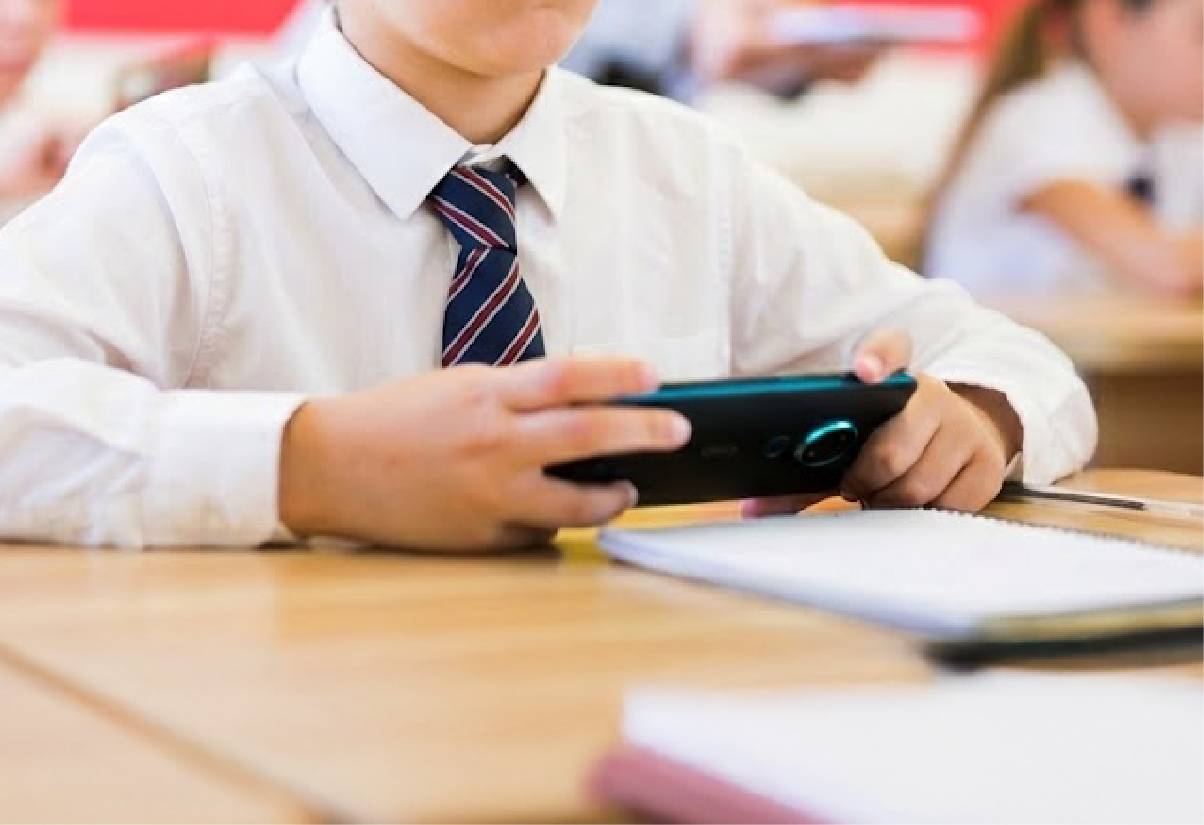 Comienza a regir la ley que prohíbe el uso de celulares en colegios